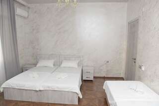 Отели типа «постель и завтрак» Hotel Emily Батуми Трехместный номер с собственной ванной комнатой-3