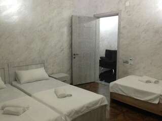 Отели типа «постель и завтрак» Hotel Emily Батуми Трехместный номер с собственной ванной комнатой-4