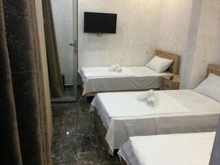 Отели типа «постель и завтрак» Hotel Emily Батуми Трехместный номер с видом на бассейн-2