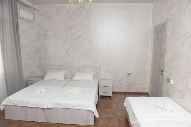 Отели типа «постель и завтрак» Hotel Emily Батуми-15